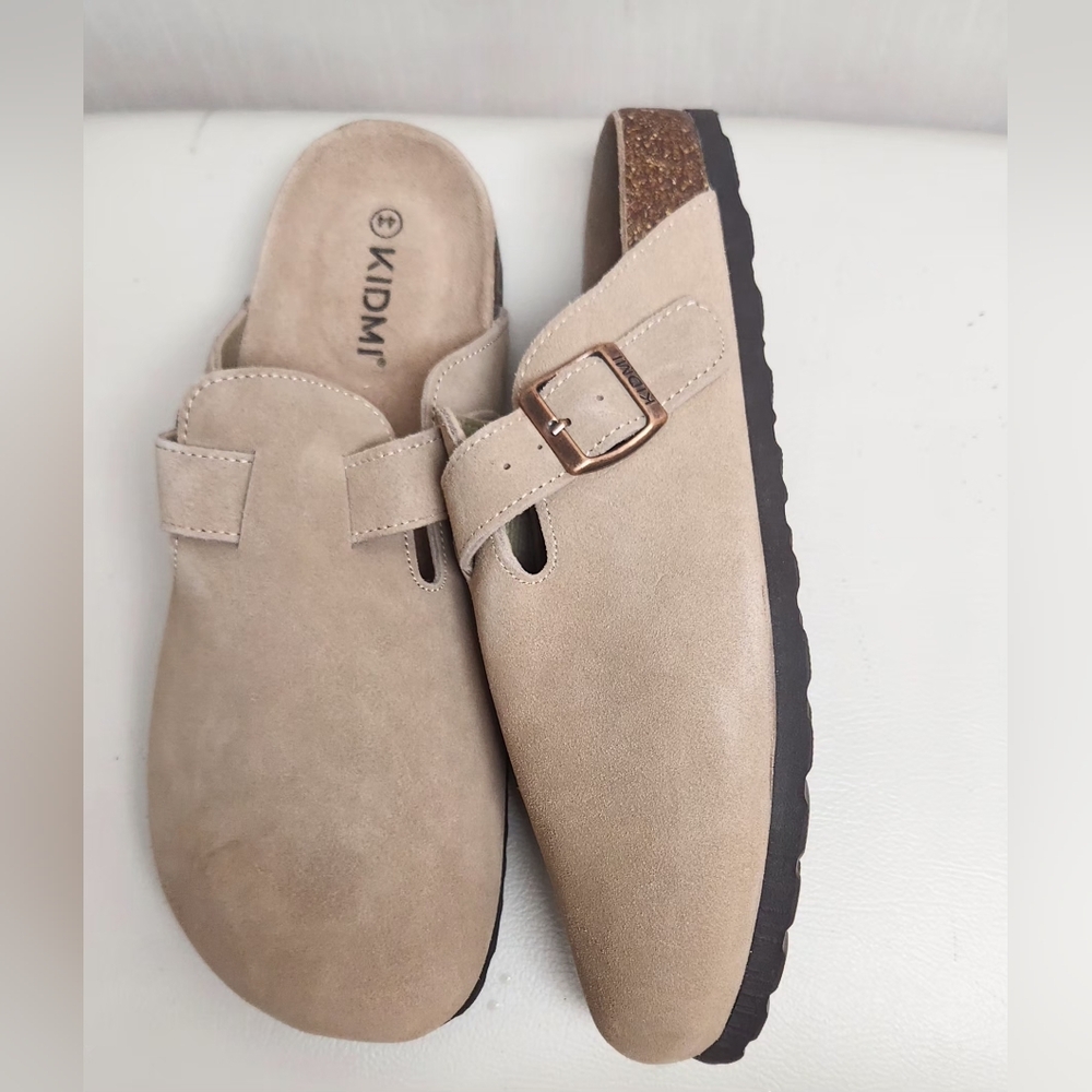 KIDMI Women's Tan Slip-On Shoes - Picture 2 of 7